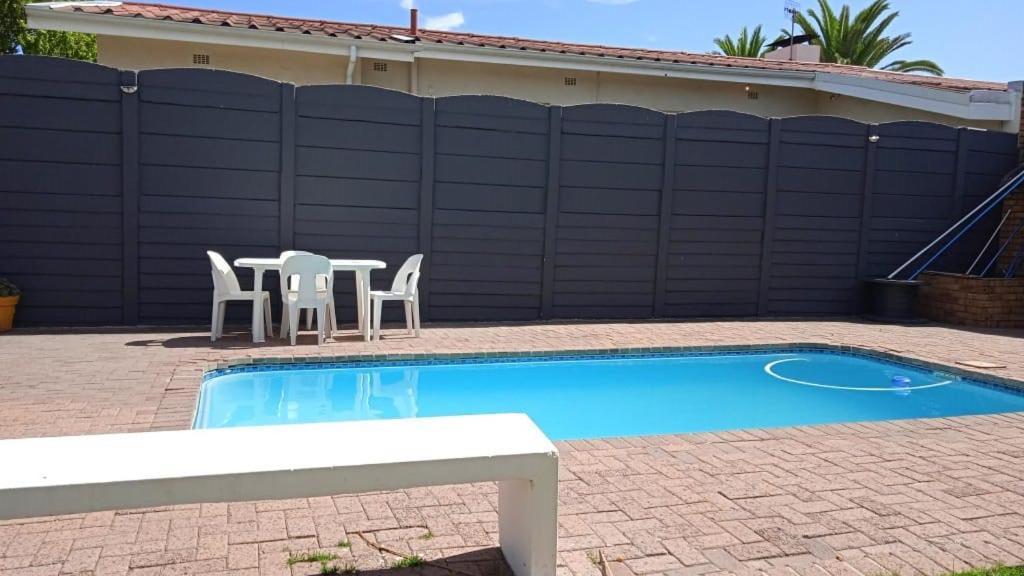 2 Friends Guest house Cape Town
